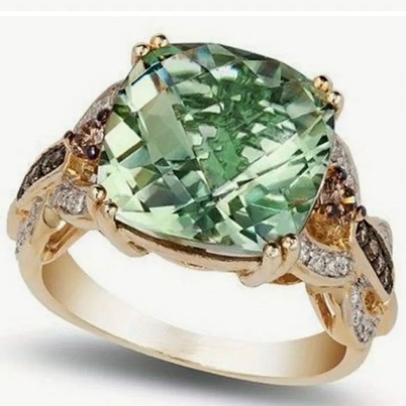 Jewelry - Elegant Gold tone and Green Gemstone Ring